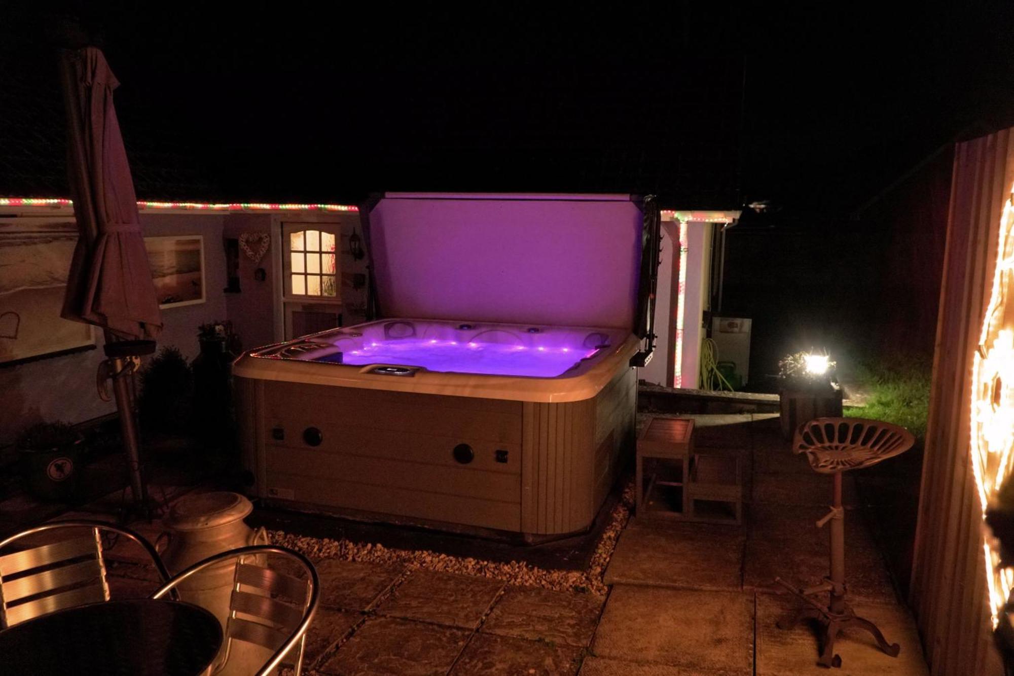 Hot Tub Hideaway Hotel Hemyock Exterior photo